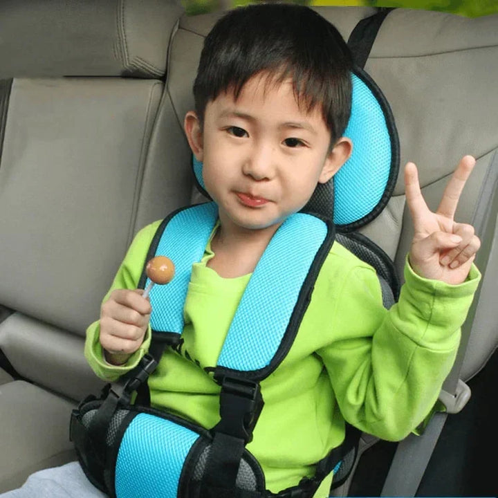 Ergonomisch ontworpen autostoeltje, verstelbaar voor baby's en peuters, met focus op comfort en veiligheid.