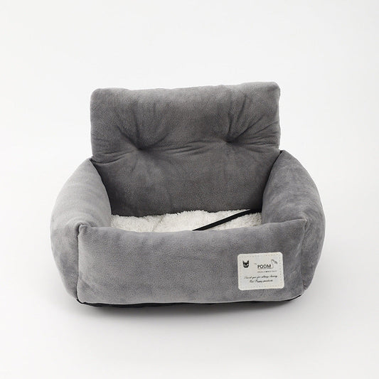 Veilige honden autostoel in grijze kleur, zachte bekleding en riemen, waterafstotend, voor comfort en veilig reizen.