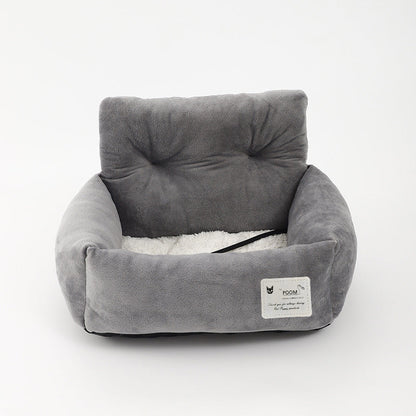 Veilige honden autostoel in grijze kleur, zachte bekleding en riemen, waterafstotend, voor comfort en veilig reizen.