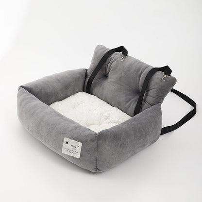 Veilige honden autostoel in grijze kleur, zachte bekleding en riemen, waterafstotend, voor comfort en veilig reizen.