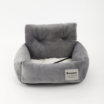 Veilige honden autostoel in grijze kleur, zachte bekleding en riemen, waterafstotend, voor comfort en veilig reizen.
