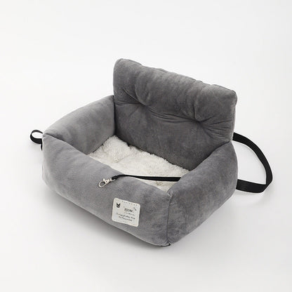 Veilige honden autostoel in grijze kleur, zachte bekleding en riemen, waterafstotend, voor comfort en veilig reizen.