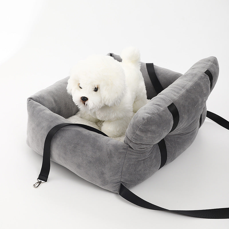 Veilige honden autostoel in grijze kleur, zachte bekleding en riemen, waterafstotend, voor comfort en veilig reizen.