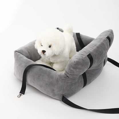 Veilige honden autostoel in grijze kleur, zachte bekleding en riemen, waterafstotend, voor comfort en veilig reizen.