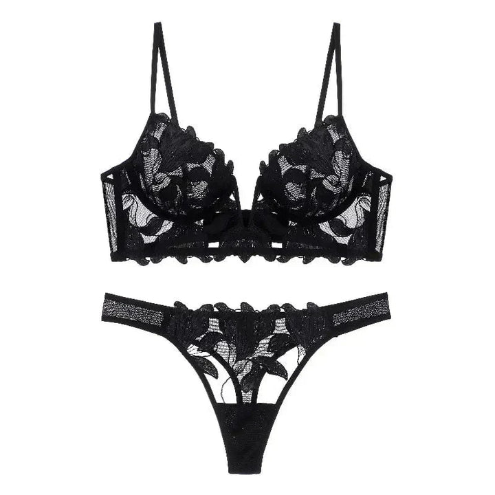 Detail van de verstelbare bandjes en het kanten ontwerp van de sensuele dames bh uit de lingerieset.