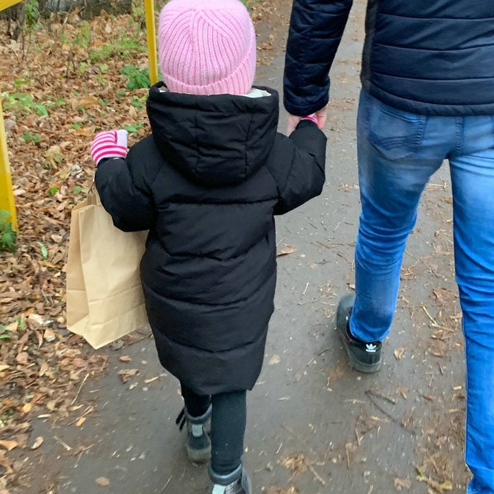 Modieuze kinder winterjas met capuchon, ideaal voor kindermode en winterkleding.