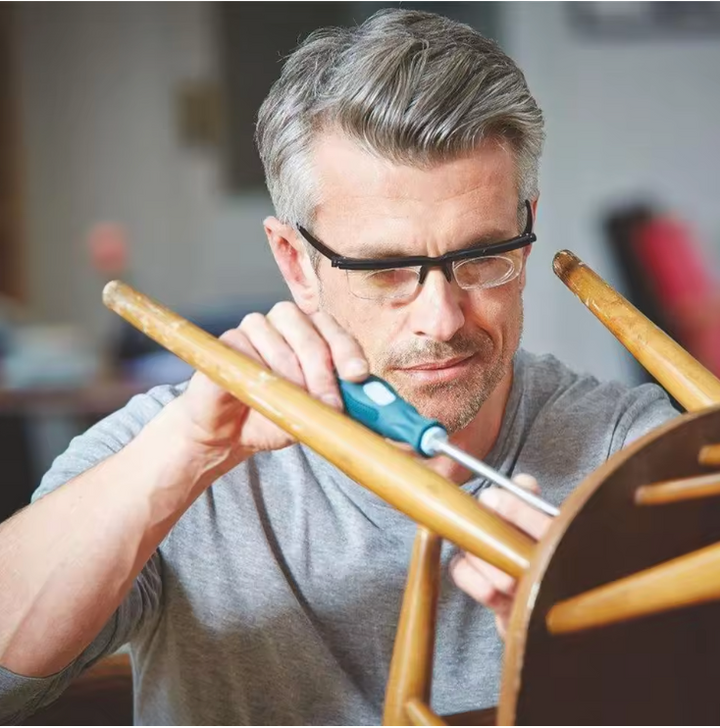 Innovatieve damesbril met zelf aanpasbare lenzen voor een haarscherpe blik en flexibel gebruik.