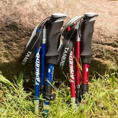 Verstelbare opvouwbare wandelstok met ergonomische handgreep en antislipvoet, ideaal voor avontuurlijke wandelingen.