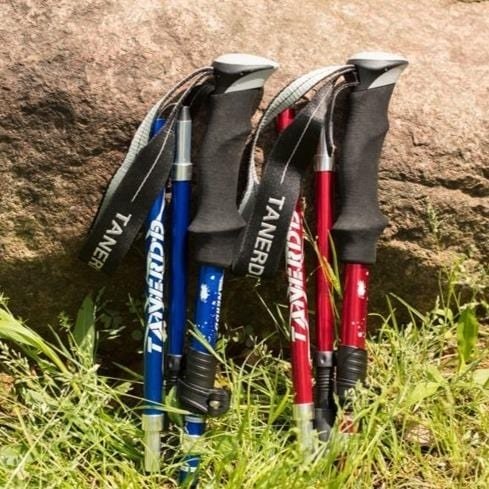 Verstelbare opvouwbare wandelstok met ergonomische handgreep en antislipvoet, ideaal voor avontuurlijke wandelingen.