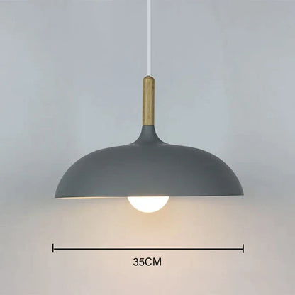 "Verstelbare Scandinavische eiken plafondlamp met energiezuinige LED, strakke lijnen en warme lichtopties voor moderne interi