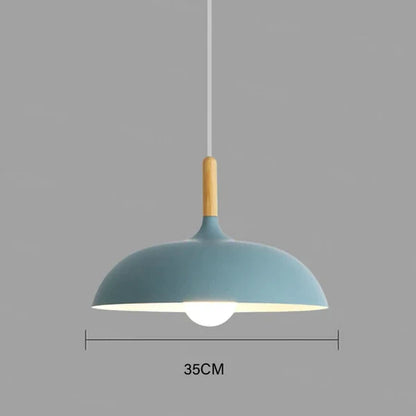 "Verstelbare Scandinavische eiken plafondlamp met energiezuinige LED, strakke lijnen en warme lichtopties voor moderne interi