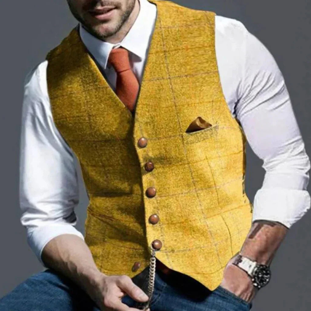 Man draagt tijdloos vintage herenvest, gelaagd over overhemd, voor een elegante semi-formele casual chic look.