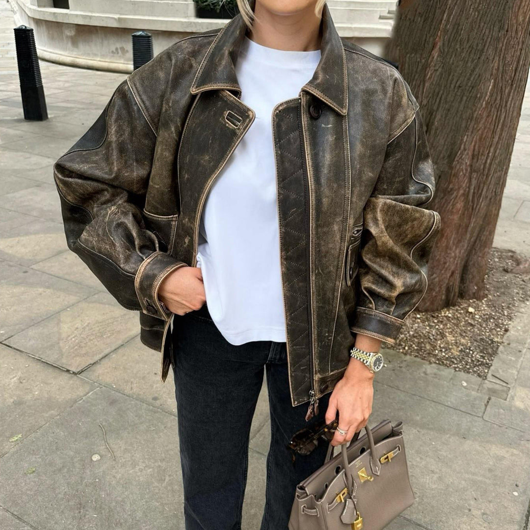 Model draagt een modieus bruin dames vintage retro leren jack, perfecte bovenkleding.