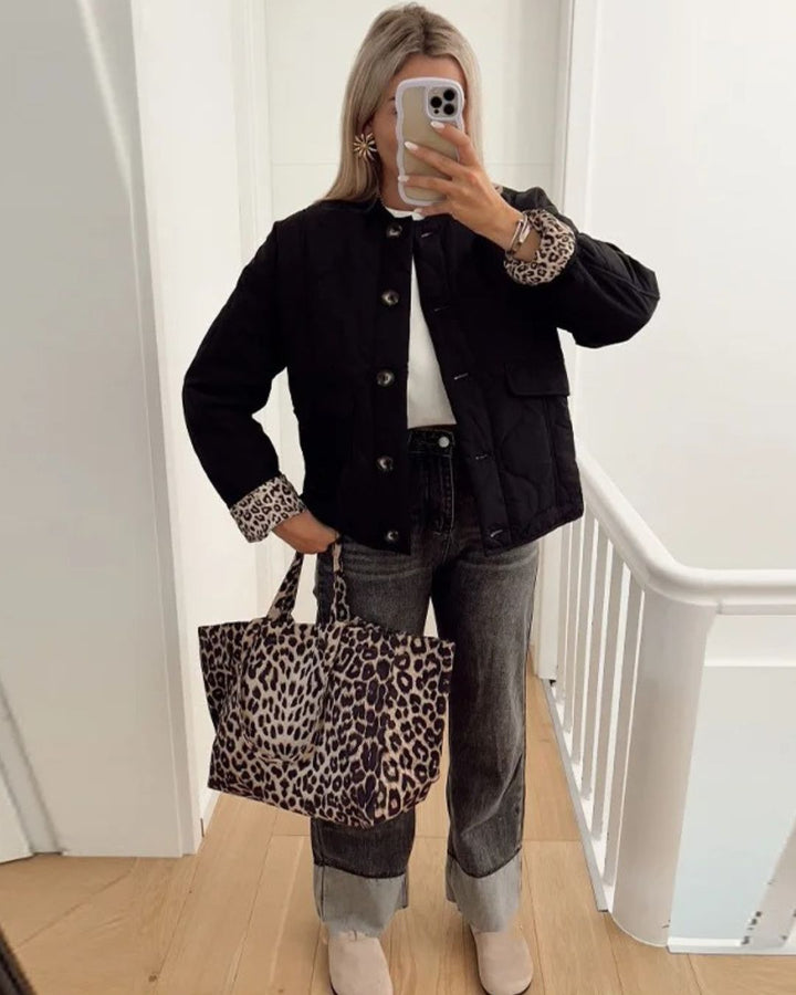Veelzijdige damesjas met chic luipaardaccent; een moderne en elegante toevoeging aan elke kledingcollectie.