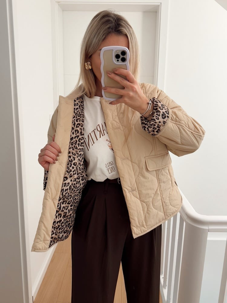 Modieuze damesjas met unieke luipaardaccenten. Een elegante en veelzijdige jas voor elke gelegenheid.