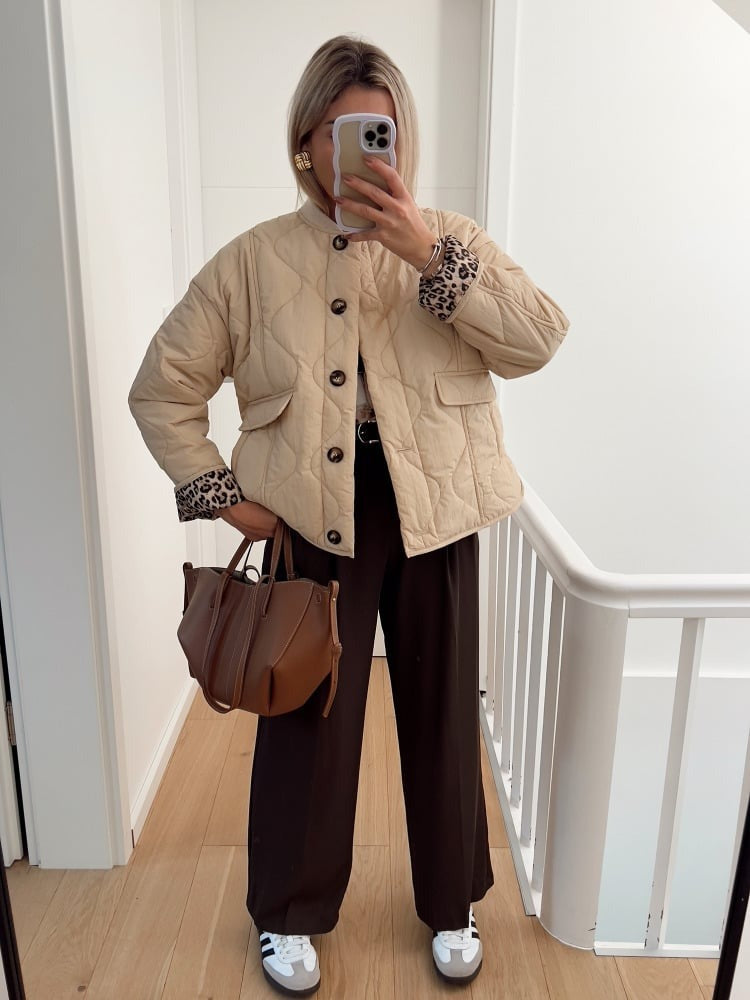 Damesjas Narela: stijlvolle jas met elegante luipaardvoering. Perfect voor een chique en moderne look.