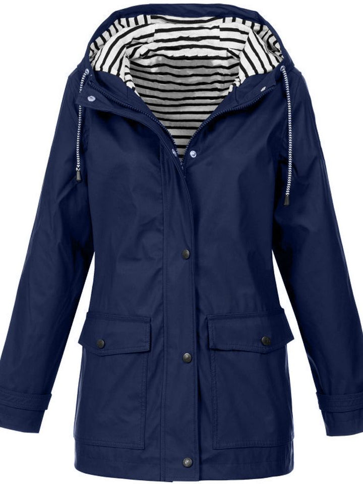 Zij-aanzicht Sophie dames trenchcoat, elegant en functioneel, ideale lange jas voor dames.