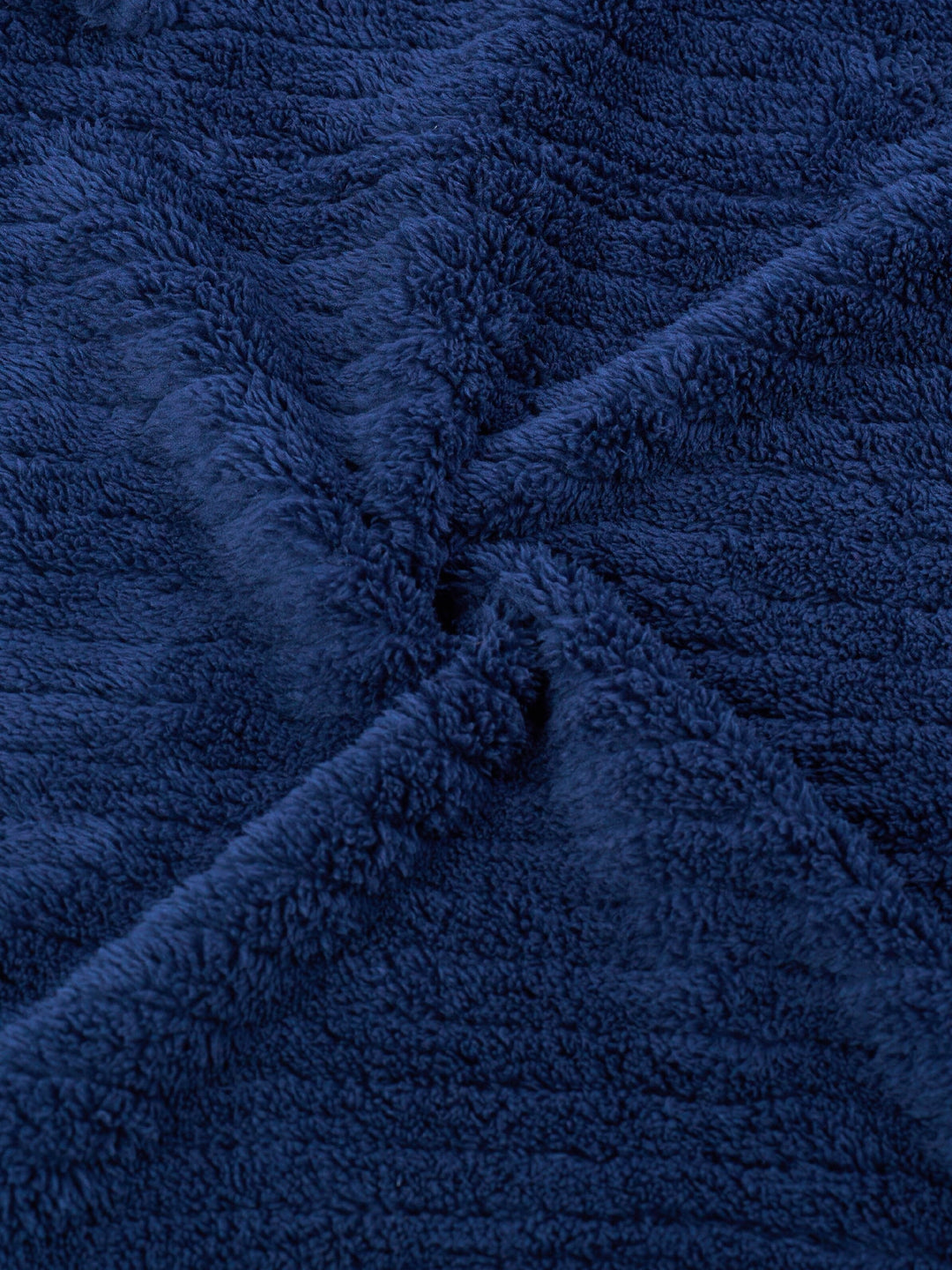 Stijlvolle marineblauwe heren fleece badjas, comfortabel en warm, ideaal voor ochtenden of relaxen.