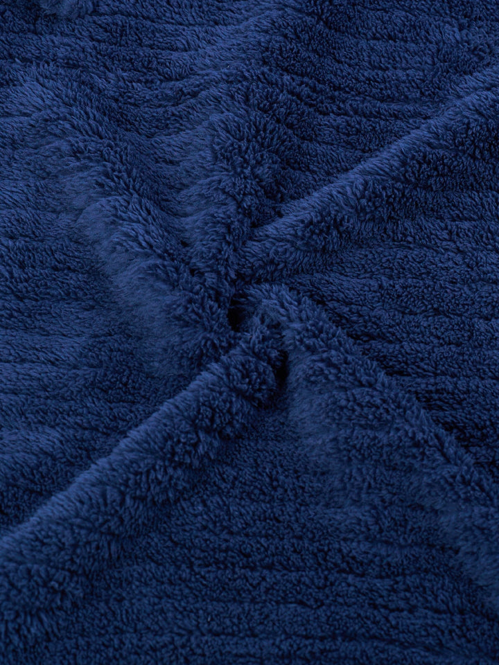 Stijlvolle marineblauwe heren fleece badjas, comfortabel en warm, ideaal voor ochtenden of relaxen.