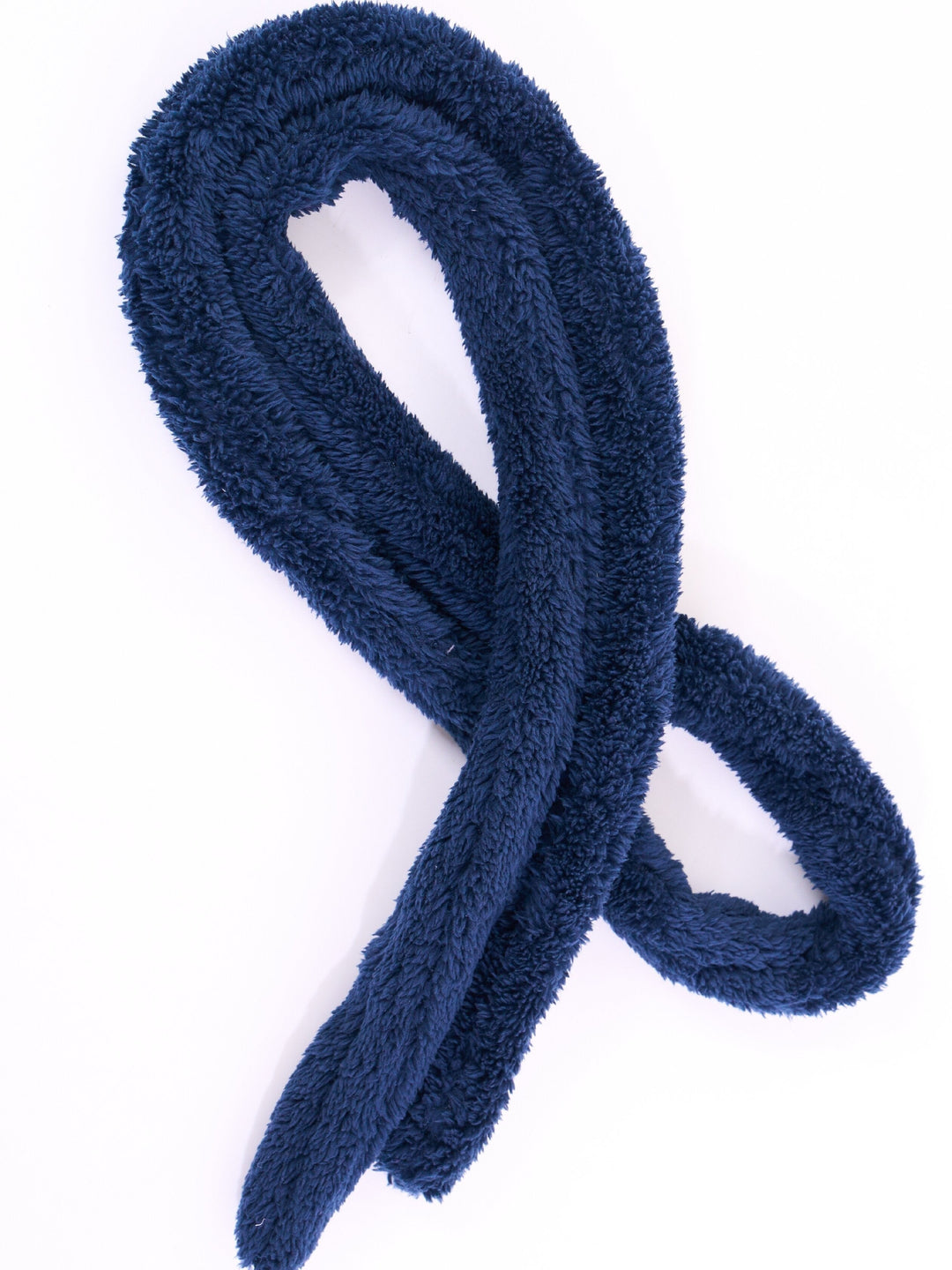 Winterse marineblauwe fleece heren badjas, extra warm en comfortabel voor ontspannen momenten thuis.