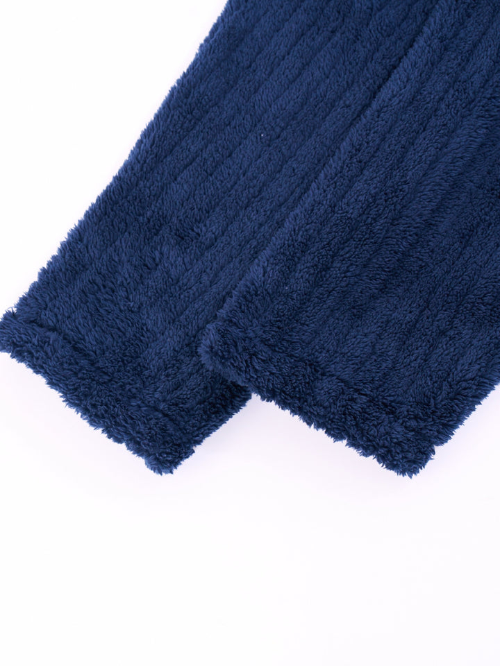 Zachte marineblauwe fleece heren badjas, als comfortabele nachtkleding of warme ochtendjas voor thuis.