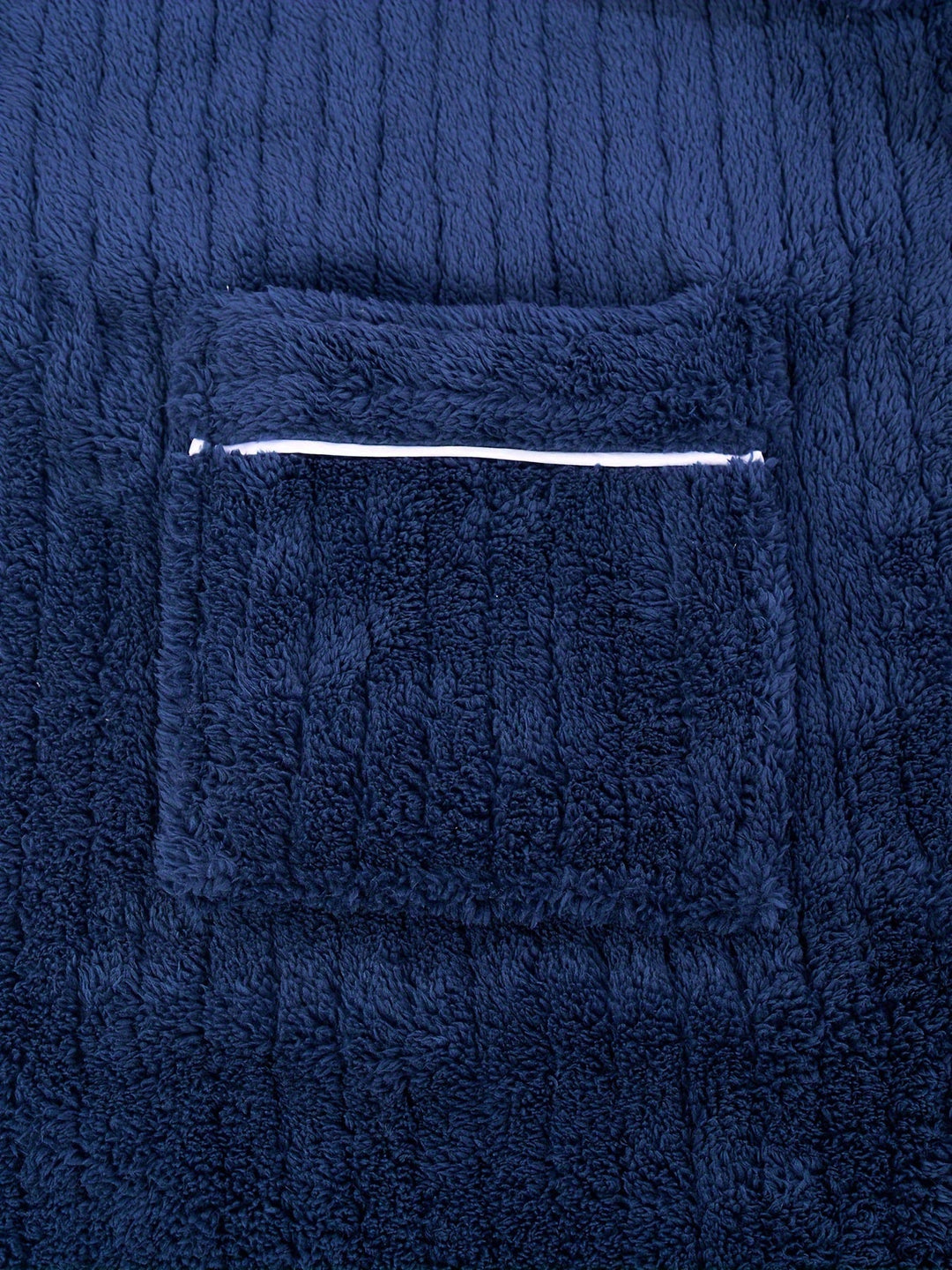 Effen marineblauwe heren badjas van fleece, comfortabel en warm, perfect om te ontspannen na een lange dag.