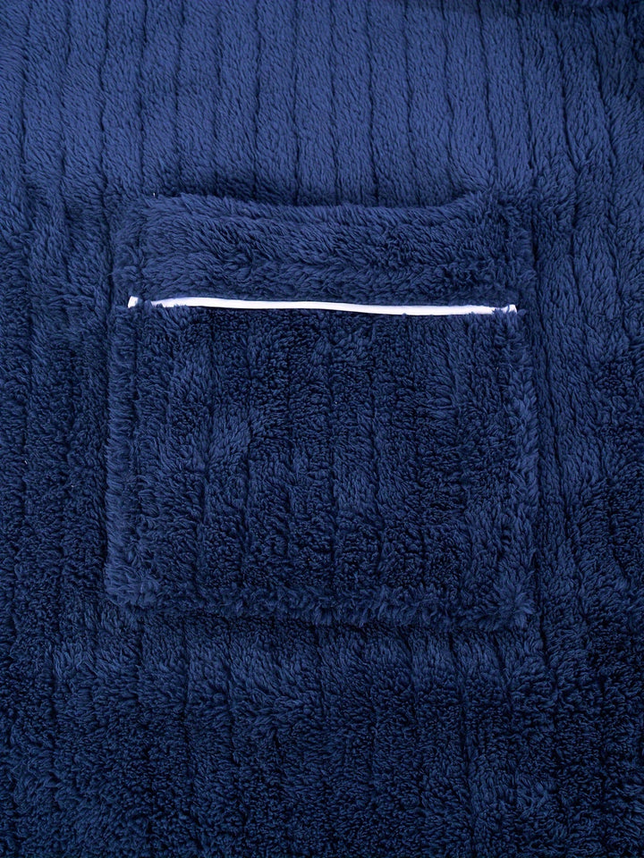 Effen marineblauwe heren badjas van fleece, comfortabel en warm, perfect om te ontspannen na een lange dag.