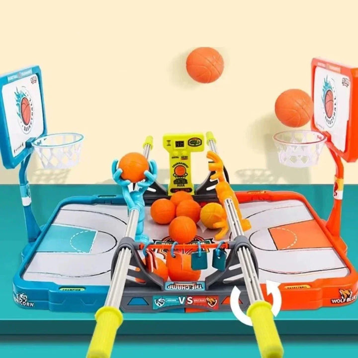 Lachend kind speelt met het mini basketbalspel, oefent behendigheid en heeft plezier. Ideaal cadeau.