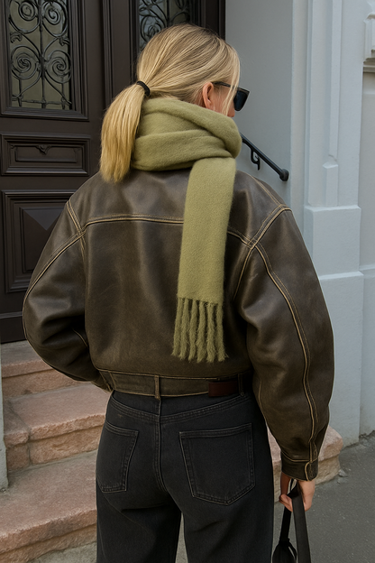 Vintage bruine leren jas met robuuste uitstraling, ideaal voor een chique, modebewuste vrouw. Elegant en tijdloos ontwerp.