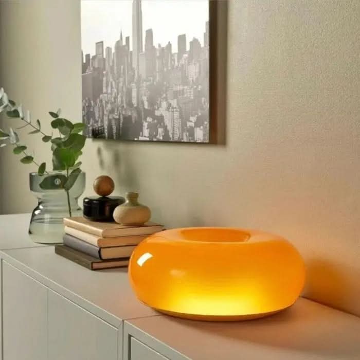 Oranje donut design tafellamp met dimbare LED verlichting, ideaal voor modern interieur en sfeervolle avonden.