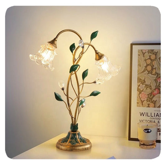 "Vintage gouden bloemen tafellamp, elegant kristalontwerp voor klassiek interieur, sfeervolle verlichting in elke kamer."