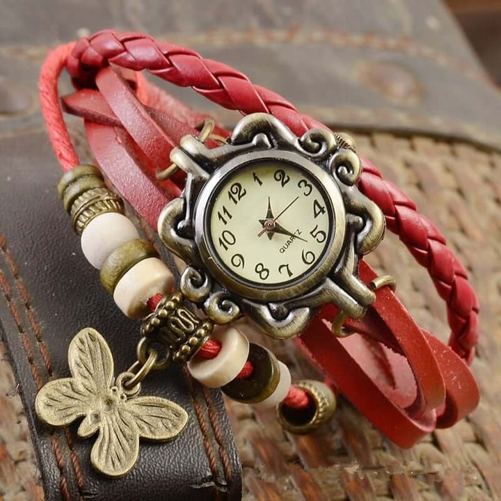Close-up van vintage dames kwartshorloge met leren armband. Elegant bohemian sieraad, ideaal cadeautip.