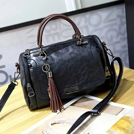 "Vintage leren handtas met kwastje, elegant en ruim, perfect voor dagelijks gebruik en chique gelegenheden."