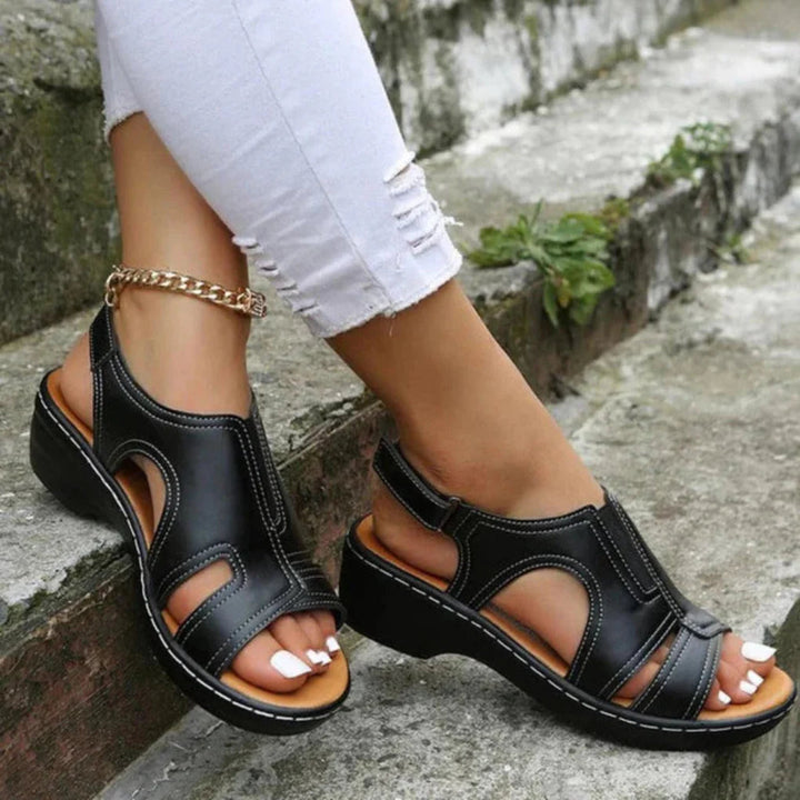 Veelzijdige dames zomersandalen met sleehak en open teen, ideaal voor vakantie of een stijlvolle casual look.