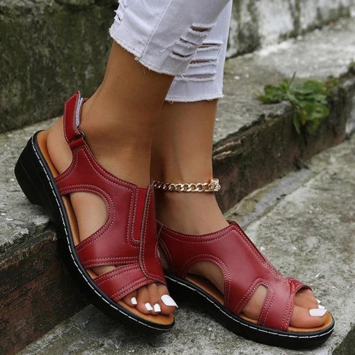 Elegante dames sleehak sandalen met open teen, stevige enkelband en zacht voetbed voor optimaal comfort.