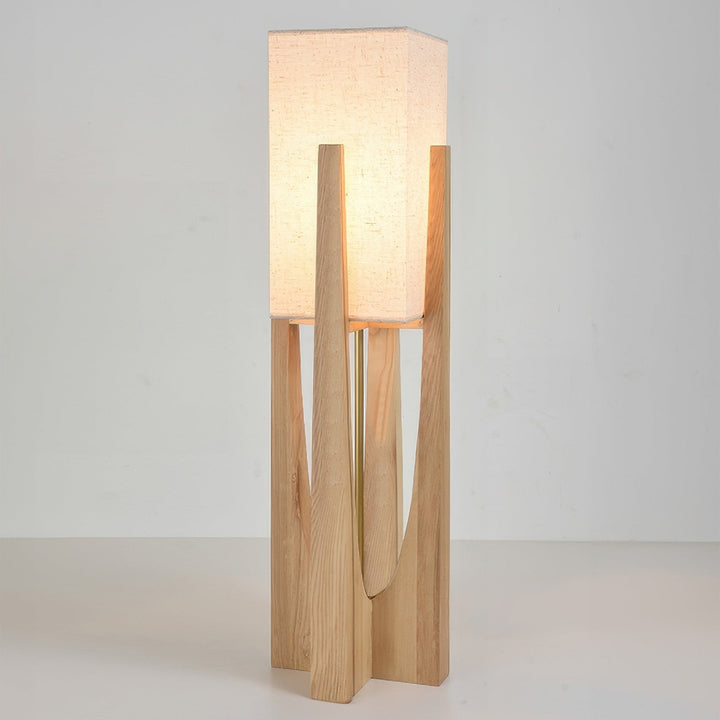 Slanke walnoothouten vloerlamp met minimalistische standaard. Perfecte designlamp voor subtiele verlichting.