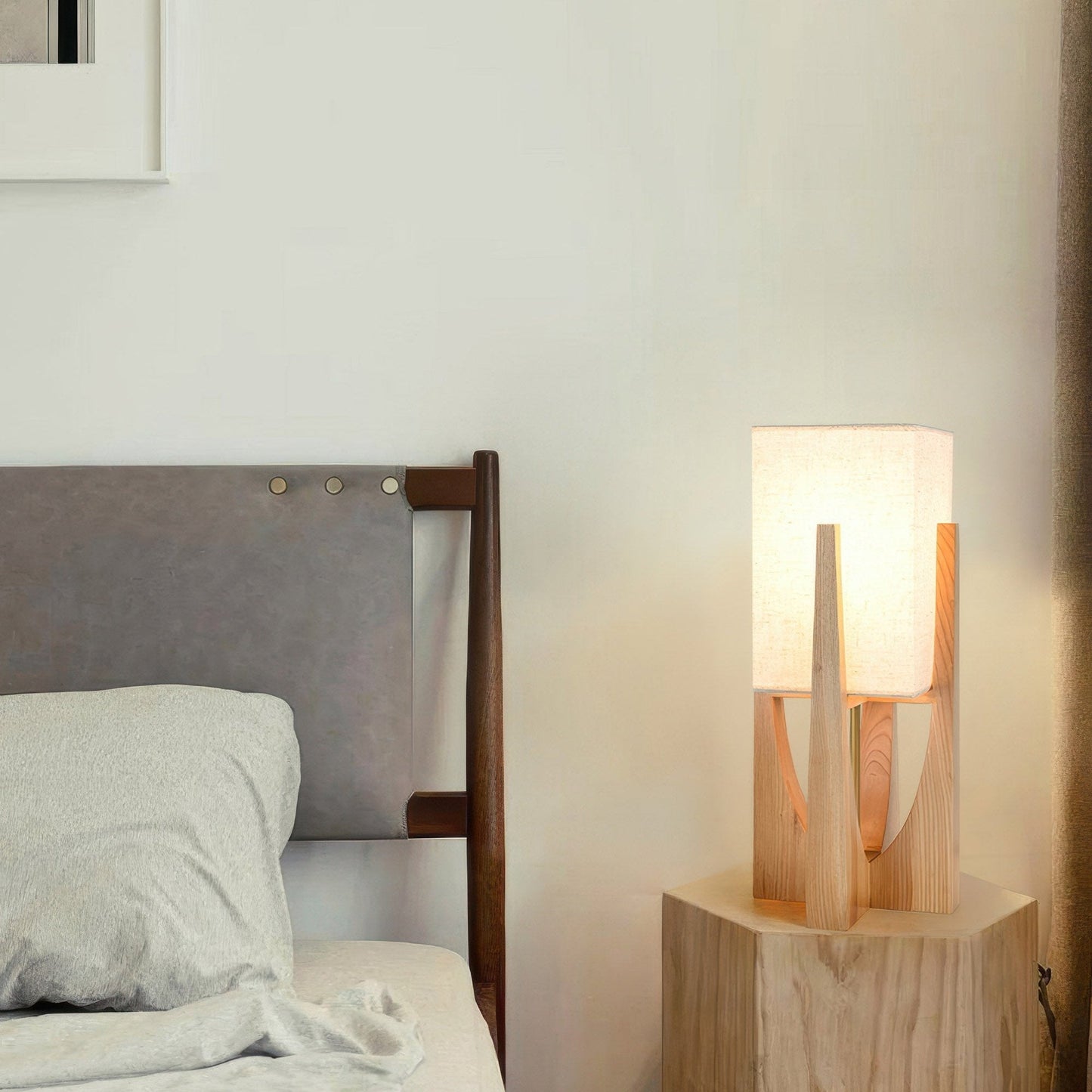 Vloerlamp met walnotenhouten basis, messing accenten en katoenen kap; minimalistisch en elegant voor sfeervol interieur.