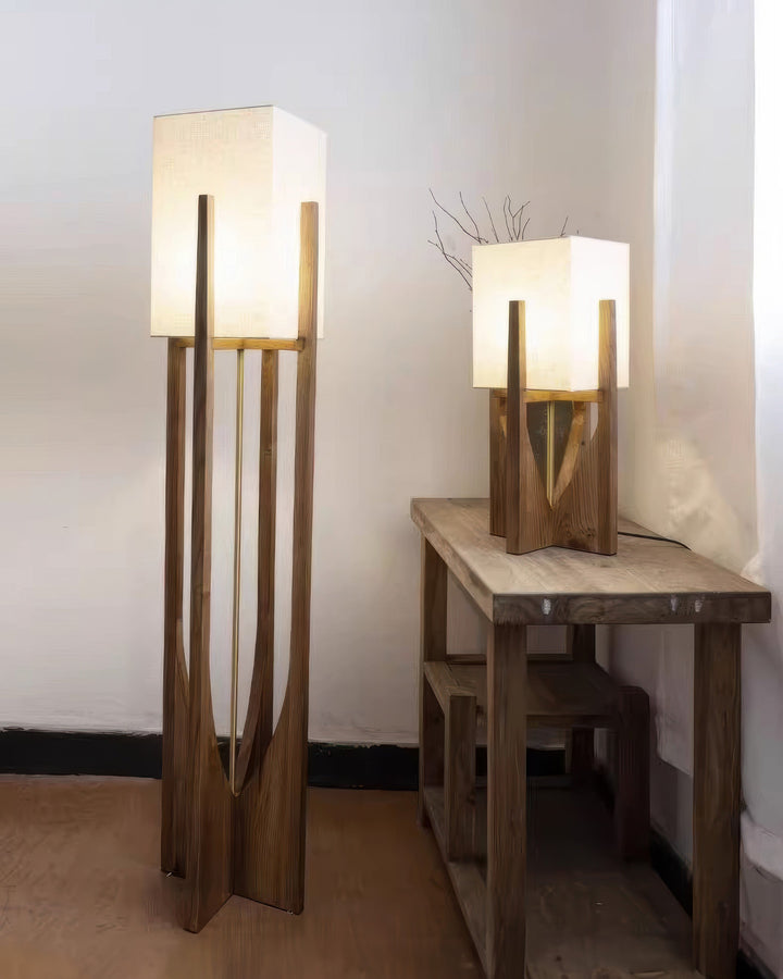 Sfeervolle walnotenhouten vloerlamp voor de woonkamer. Creëert een warme ambiance met zachte LED verlichting.