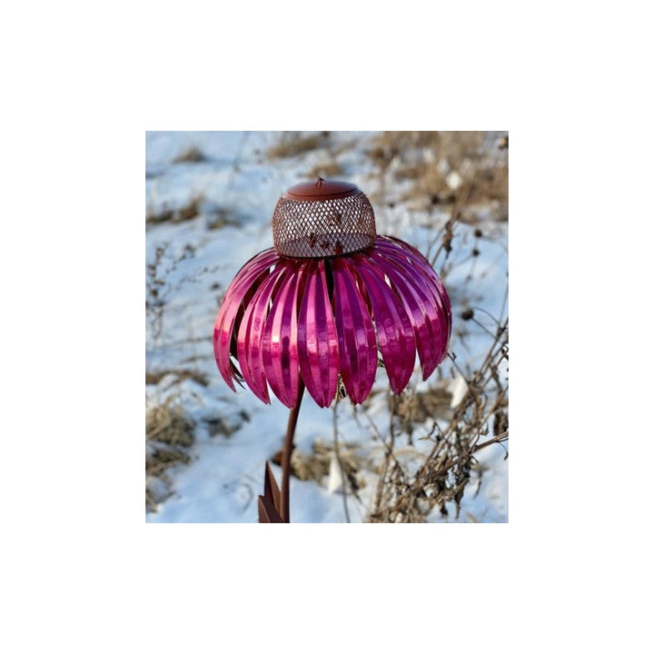 Detailrijk roze/blauw vogelvoederbakje als stijlvolle bloem tuindecoratie voor vogels.