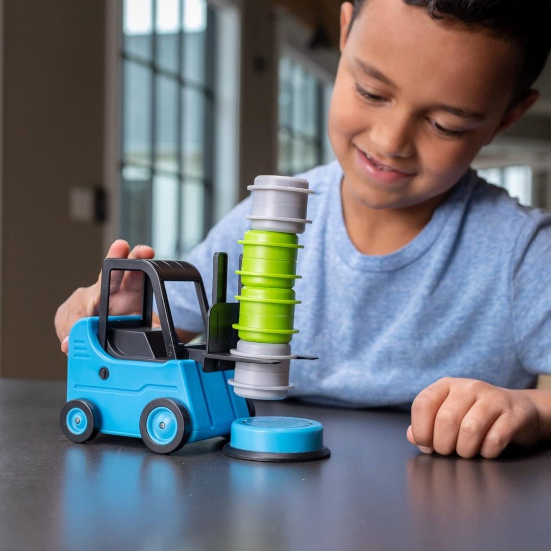 Houten heftruck tilt kleurrijke blokken op in een uitdagend stapelspel voor kinderen.