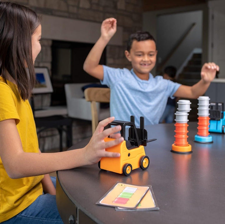 Gedetailleerd overzicht van het educatieve stapelspel: houten heftruck, blokken en spelbord.