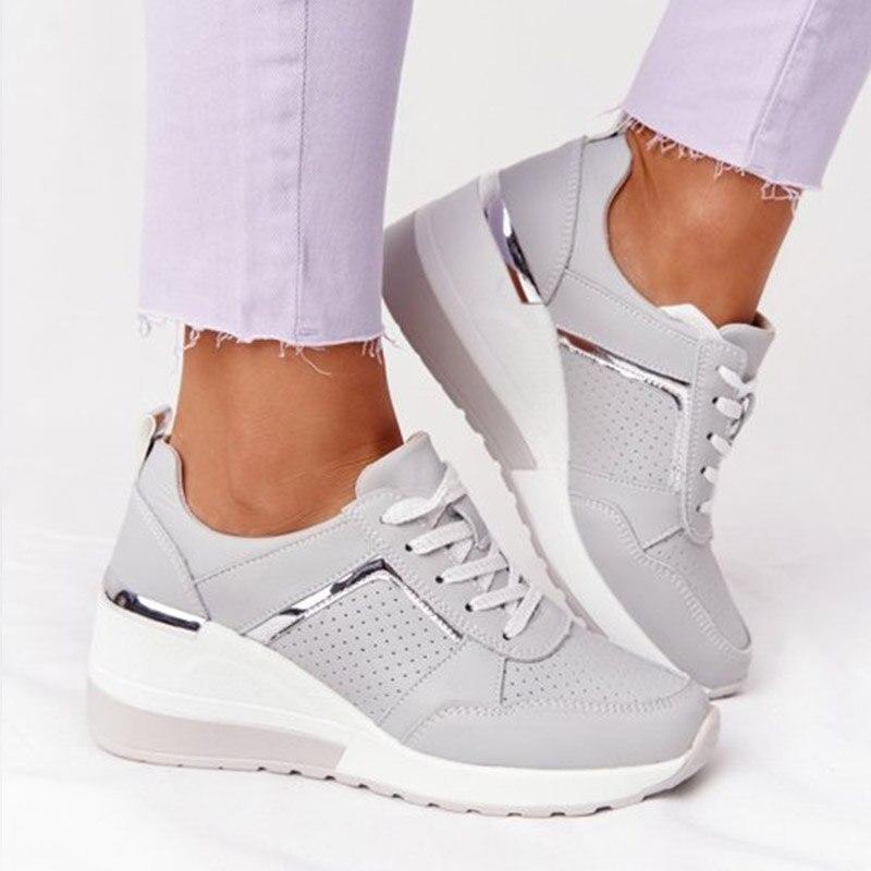 "Vrouwelijke Air Sneakers met ademende materialen, moderne look, flexibele zool en demping voor comfort en stijl."