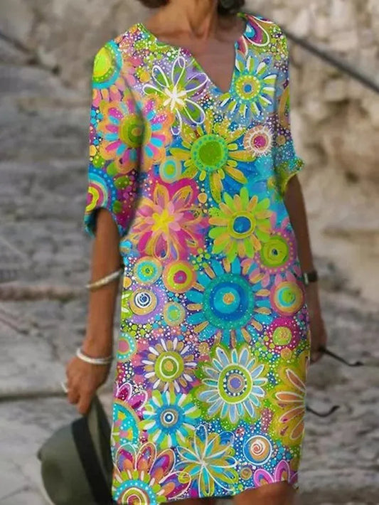 "Vrouwelijke boho jurk met levendige bloemenprint, elegante V-hals en vloeiende stof, ideaal voor stijlvolle zomerdagen."