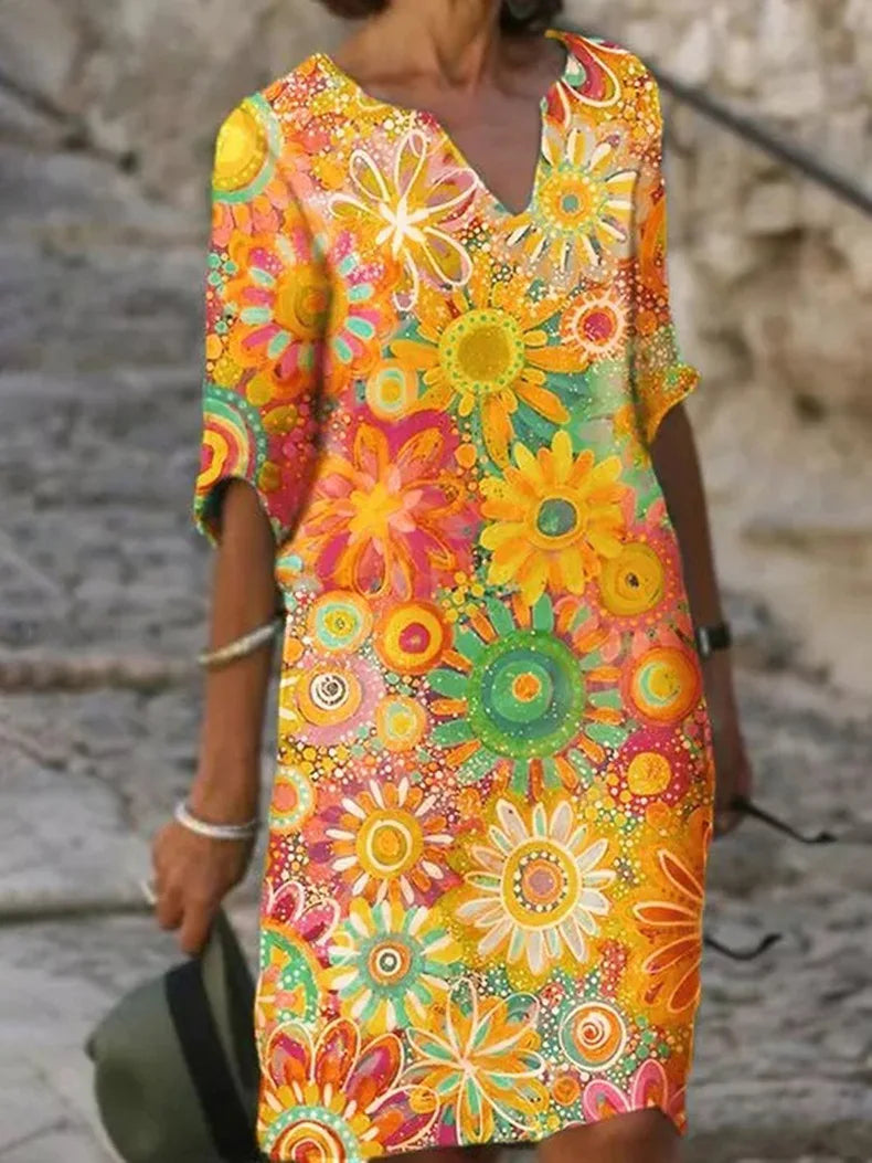 "Vrouwelijke boho jurk met levendige bloemenprint, elegante V-hals en vloeiende stof, ideaal voor stijlvolle zomerdagen."