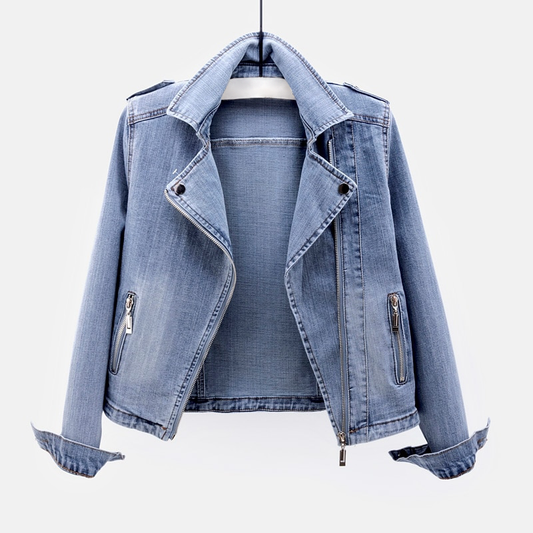 "Vrouwelijke denim spijkerjas, tijdloze tussenjas met klassieke kraag en metalen knoopsluiting, authentieke vintage flair."