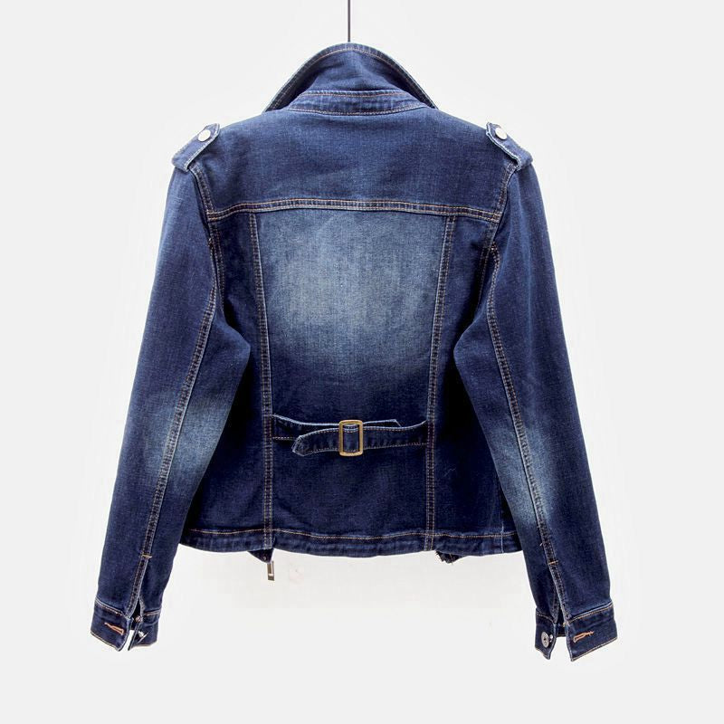 "Vrouwelijke denim spijkerjas, tijdloze tussenjas met klassieke kraag en metalen knoopsluiting, authentieke vintage flair."