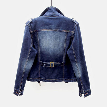 "Vrouwelijke denim spijkerjas, tijdloze tussenjas met klassieke kraag en metalen knoopsluiting, authentieke vintage flair."