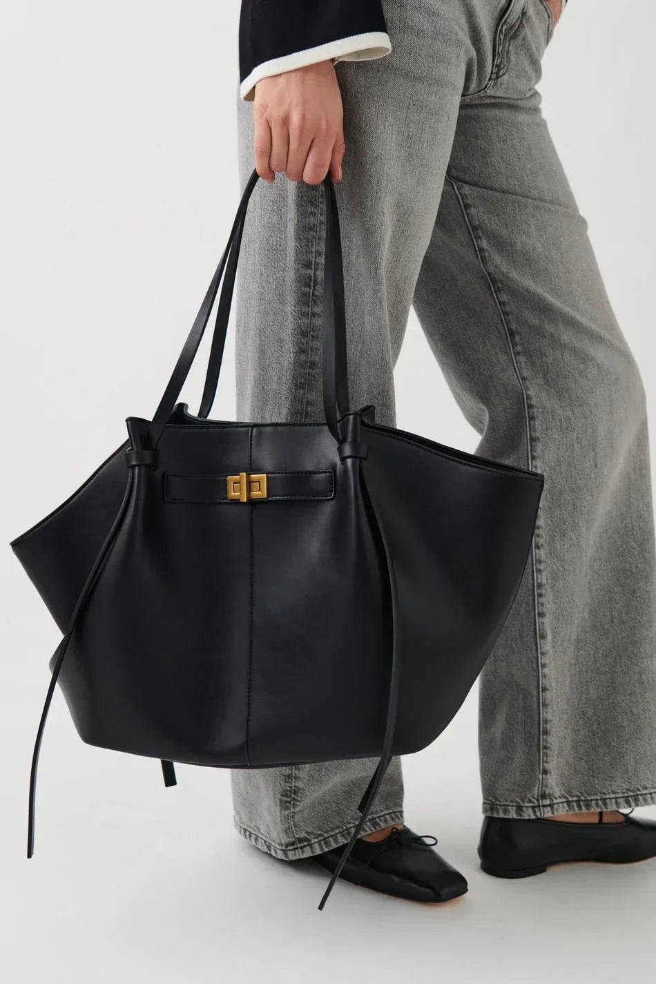Tijdloze zwarte dames schoudertas en shopper, perfect voor werk en vrije tijd.