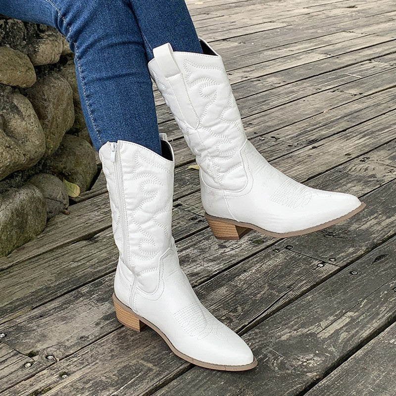 Vooraanzicht van comfortabele, elegante dames cowboylaarzen met trendy metallic details. Perfecte damesschoenen.