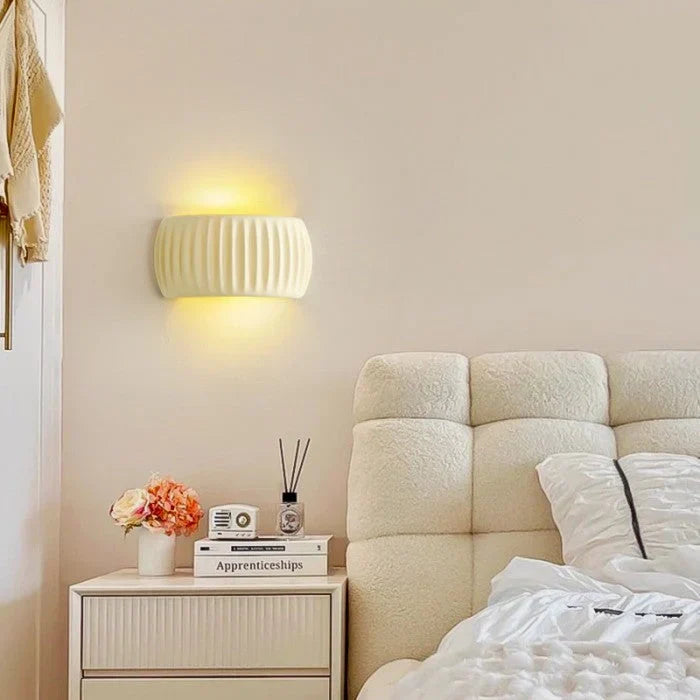 Veelzijdige LED wandlamp, geschikt voor zowel woonkamer als slaapkamer.